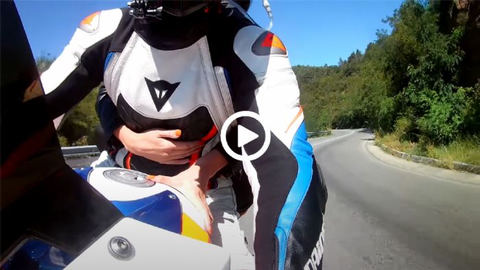 Γυναίκα συνοδηγός με εμπειρία [video]