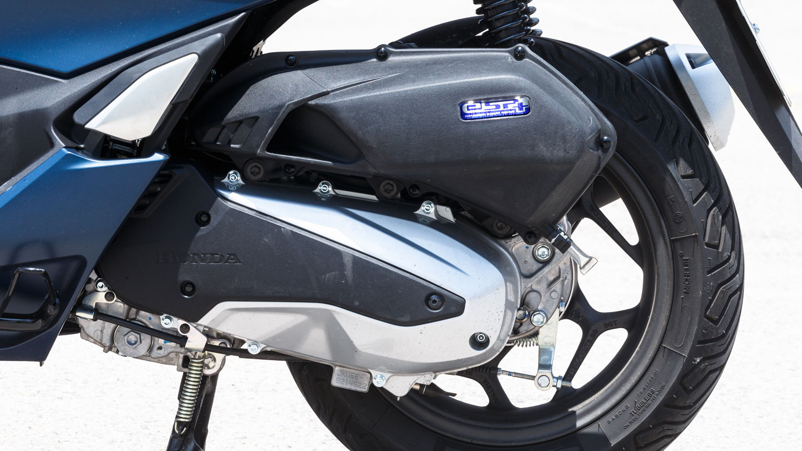 Το πιστόνι έχει διάμετρο 53,5 χλστ. και διαδρομή 55,5 χλστ., αποδίδοντας 12,5 ίππους στις 8.250 σ.α.λ. και 1,2 kgm ροπής στις 6.500 σ.α.λ. Η λειτουργί