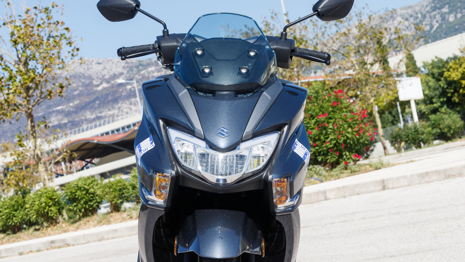 LED προβολέας με ενσωματωμένα στο φαίρινγκ τα φλας για πιο «καθαρή» εικόνα.