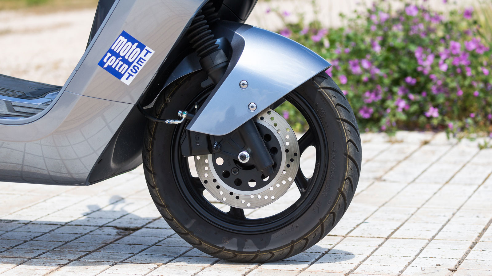 Το ανεστραμμένο πιρούνι των 43 χιλιοστών και οι πλευστοί δίσκοι 320 χιλιοστών με τις τετραπίστονες ακτινικές δαγκάνες της Brembo δεν κρύβουν τις σπορ 