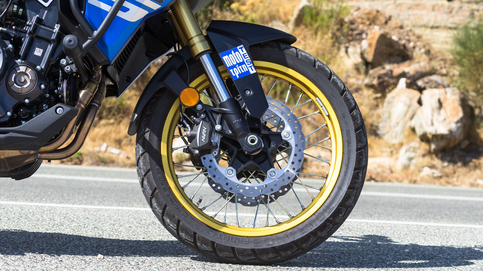 Ανεστραμμένο πιρούνι με καλάμια διαμέτρου 41 χιλιοστών και ελαστικά Metzeler Tourance.