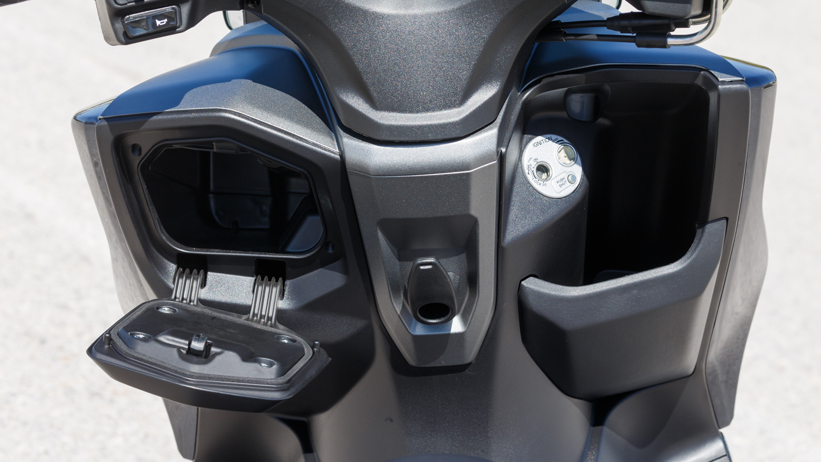 Ποτηροθήκη και ντουλαπάκι με φωτιζόμενη θύρα USB.