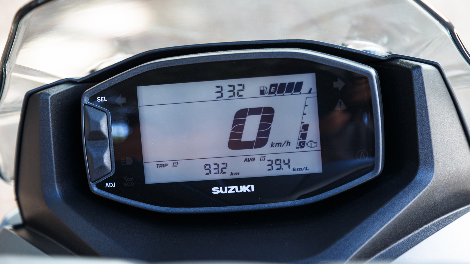 Οθόνη LCD με ένδειξη οικονομικής οδήγησης.