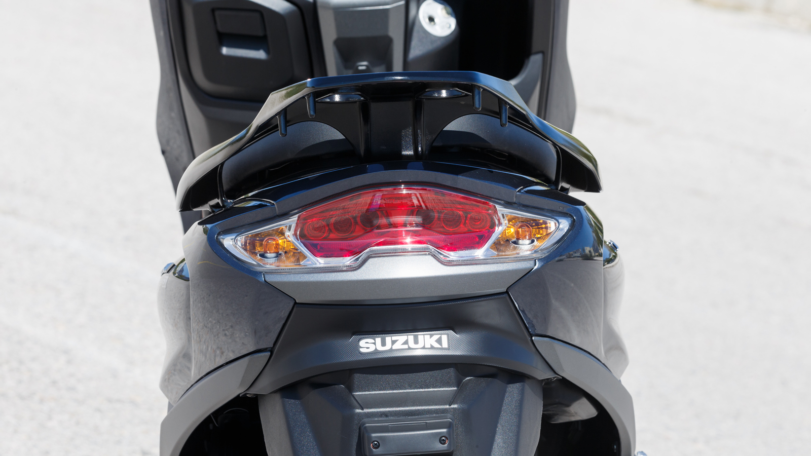 Αντίστοιχα μέσα στο πίσω φωτιστικό σώμα ενσωματώνονται τα πίσω φλας.