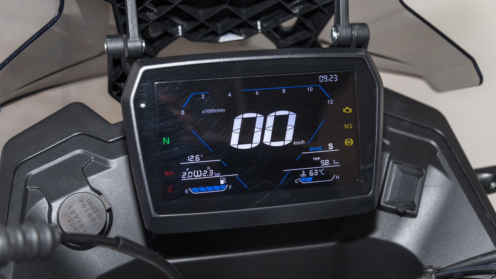 ο σύγχρονο έγχρωμο πίνακα οργάνων LED διαθέτει ένδειξη TPMS για την πίεση ελαστικών, αυτόματη ρύθμιση φωτεινότητας και συνδεσιμότητα μέσω Bluetooth, π