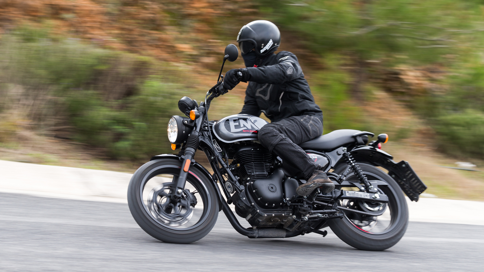 Η HNTR 350 φέρνει το ρετρό στο σήμερα, συνδυάζοντας κλασική αισθητική με σύγχρονη τεχνολογία. Το εντυπωσιακό στρογγυλό ταχύμετρο αγκαλιάζει μία LCD οθ