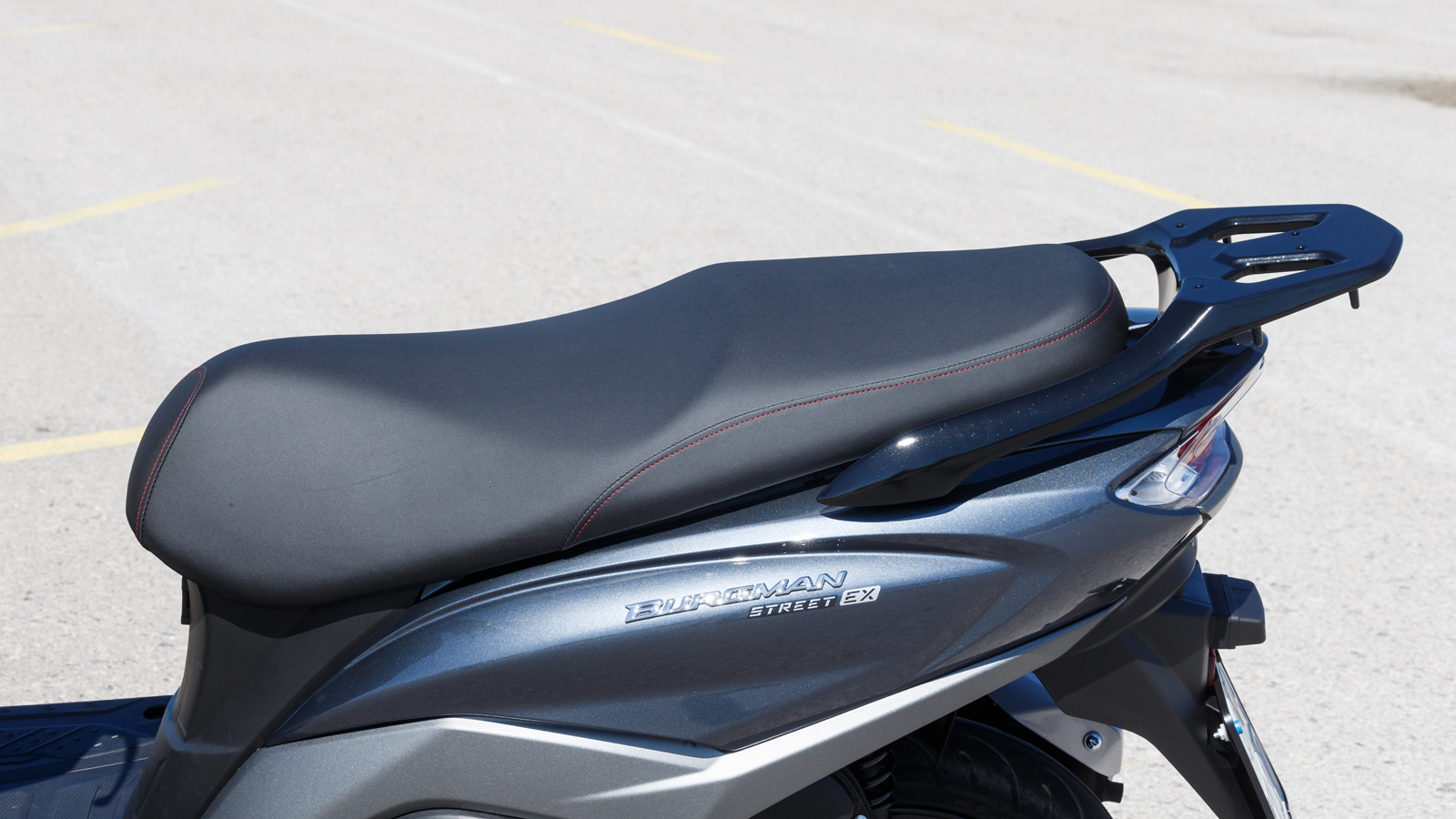 Χαμηλή σέλα με πλούσιο αφρώδες υλικό.