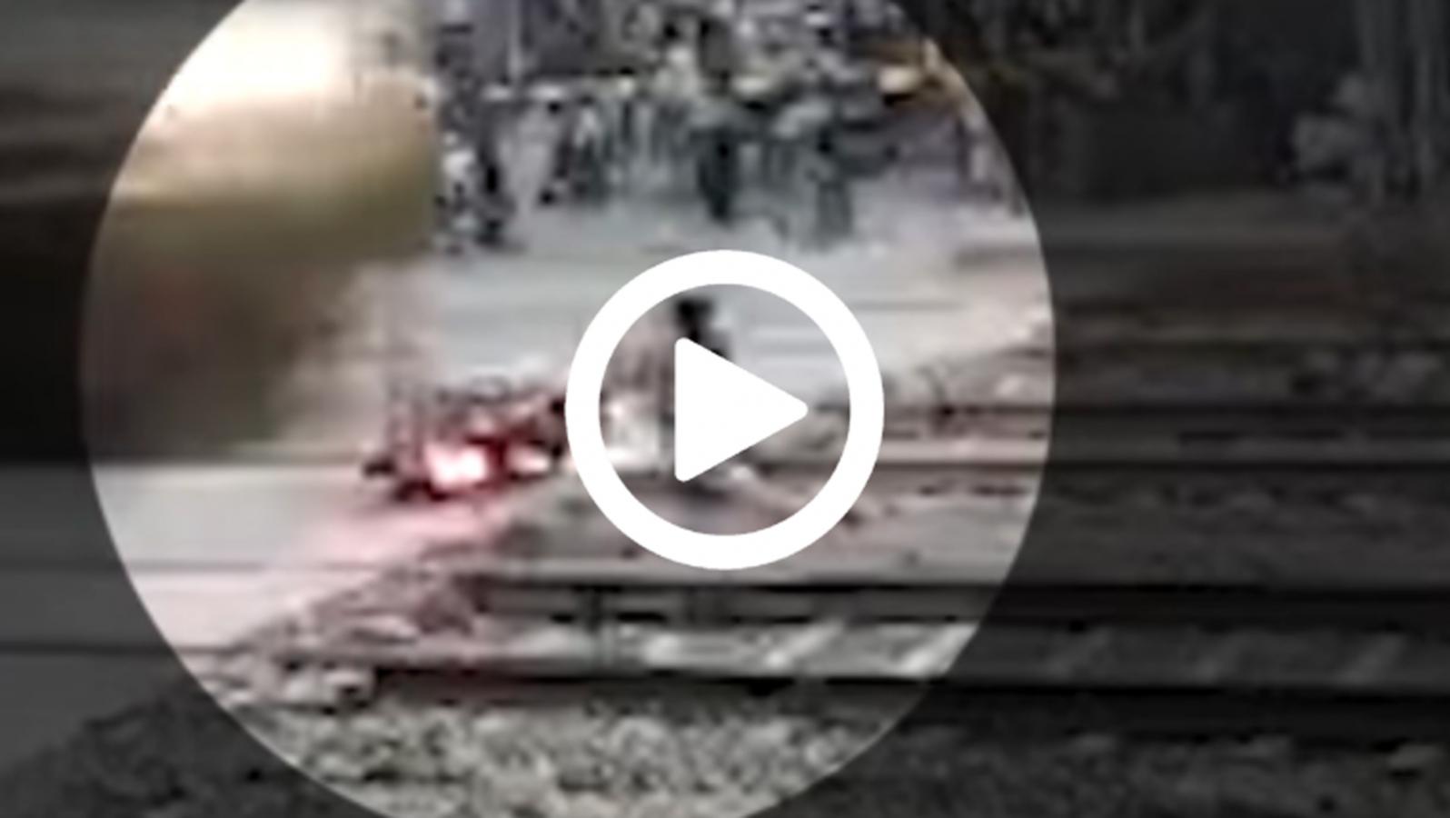 VIDEO: Σώθηκε πριν τον πατήσει το τρένο από θαύμα