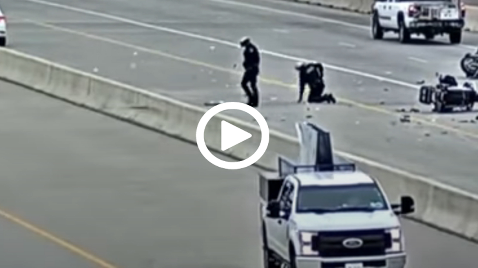 VIDEO: 2 αστυνομικοί πάνε για έλεγχο και συγκρούονται μεταξύ τους