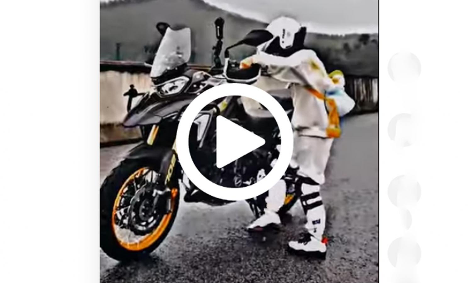 VIDEO: Μικρό ανάστημα vs μεγάλη μοτοσυκλέτα 1-0