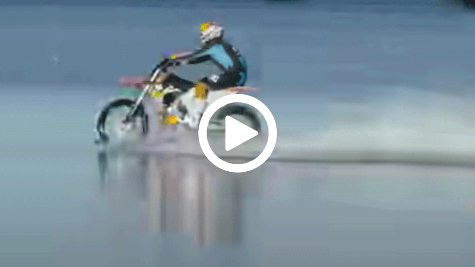 VIDEO: Όχι δεν τα έχουμε δει όλα..Μοτοσυκλέτα βολτάρει πάνω στη θάλασσα 