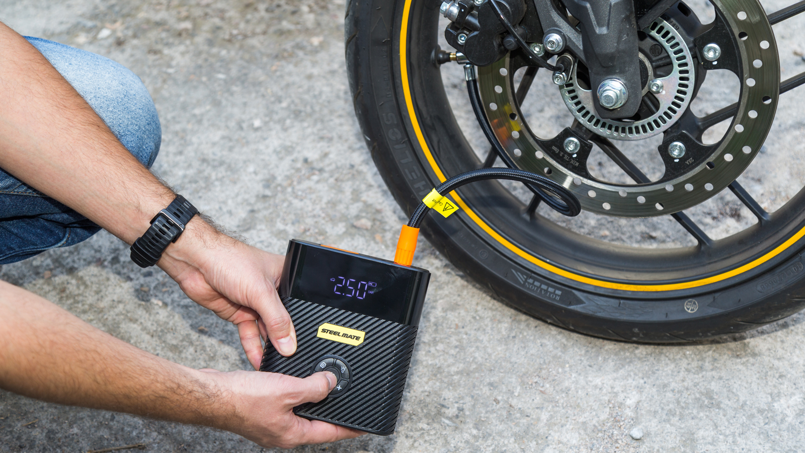 Steelmate SP1: Εκκινητής μπαταρίας, τρόμπα και φακός όλα σε ένα