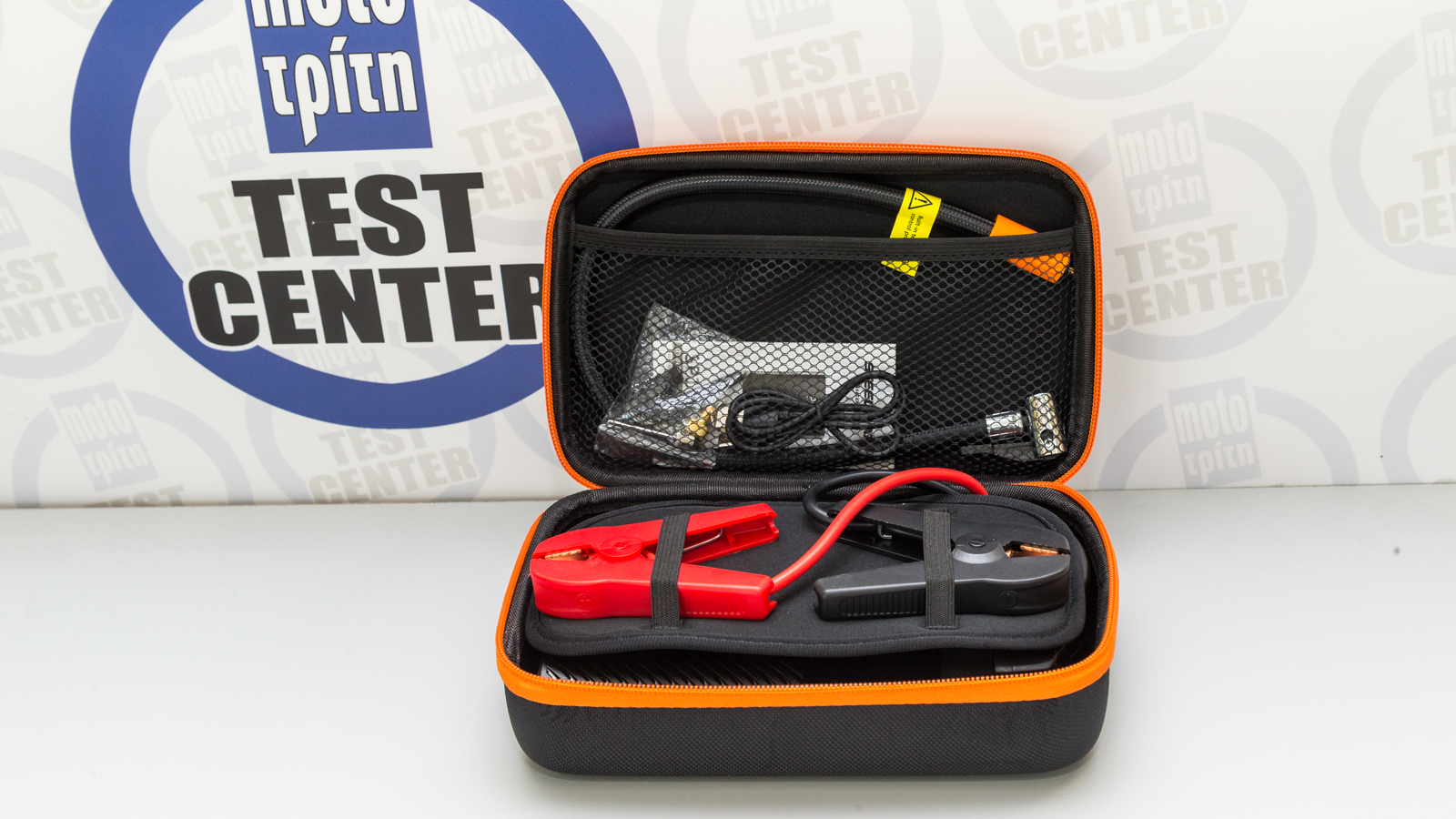 Steelmate SP1: Εκκινητής μπαταρίας, τρόμπα και φακός όλα σε ένα