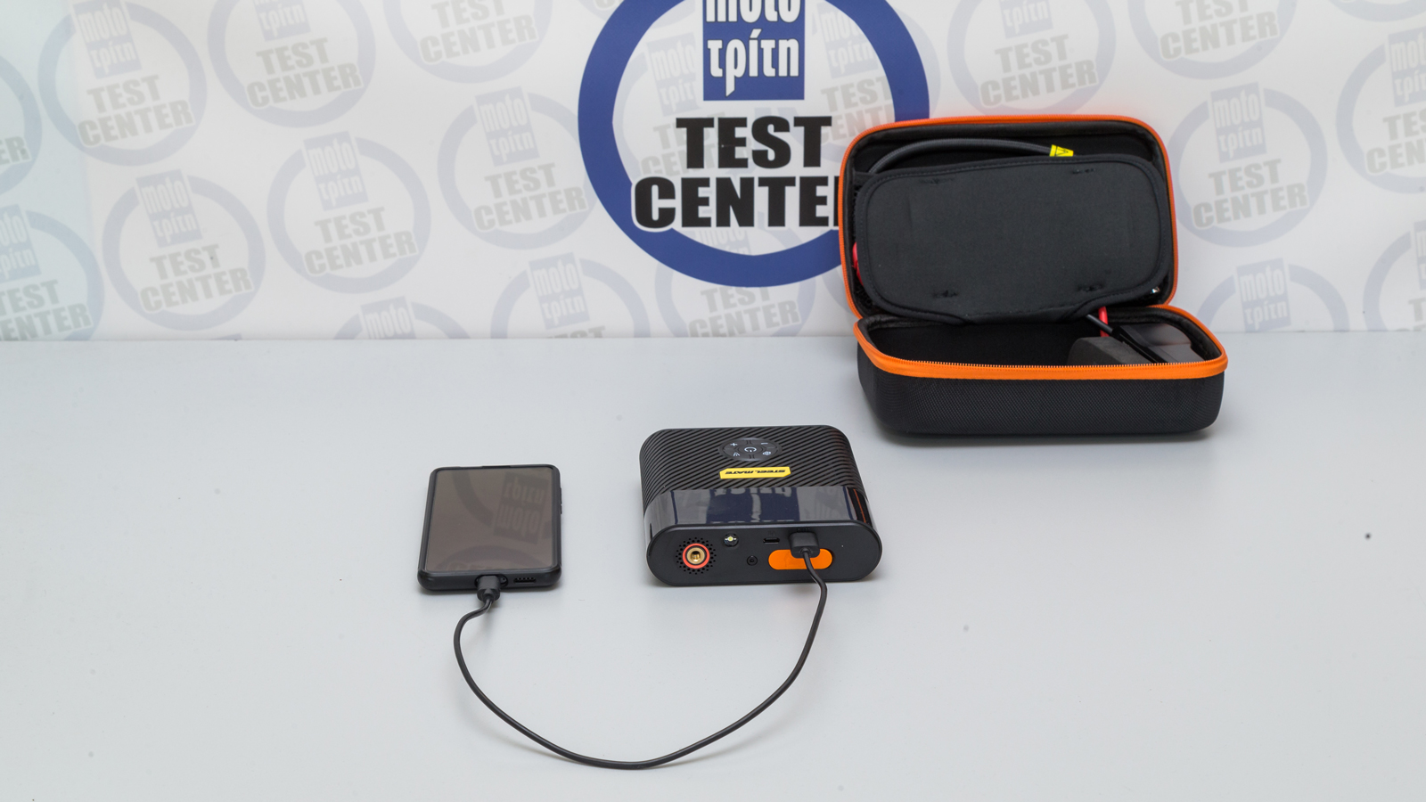 Steelmate SP1: Εκκινητής μπαταρίας, τρόμπα και φακός όλα σε ένα