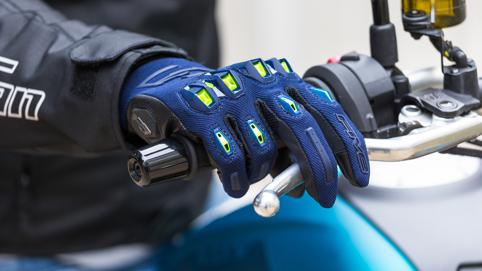 Test γάντια Five Stunt Evo2: Με τεχνολογία από τα κράνη