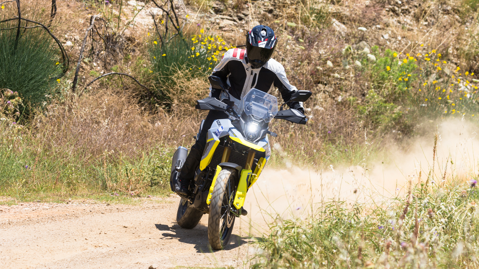 Ο εν σειρά δικύλινδρος των 776 κυβικών με 270° ανάφλεξη προσφέρει αίσθηση V2 και είναι ήδη αποδεδειγμένα αξιόπιστος, αφού χρησιμοποιείται σε τέσσερα μ