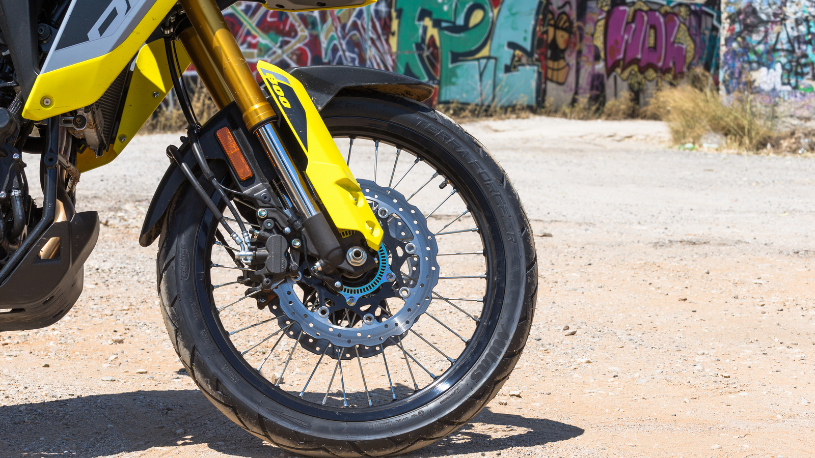 Το V-Strom 800DE διαθέτει φρένα που το φέρνουν στα κορυφαία επίπεδα της κατηγορίας. Με διπλούς δίσκους 310mm εμπρός με δαγκάνες 2 εμβόλων της Nissin κ