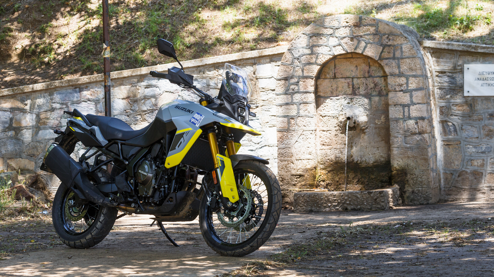 Suzuki V-Strom 800DE: Με κινητήρα που μασάει σίδερα και φρένα που γονατίζουν!