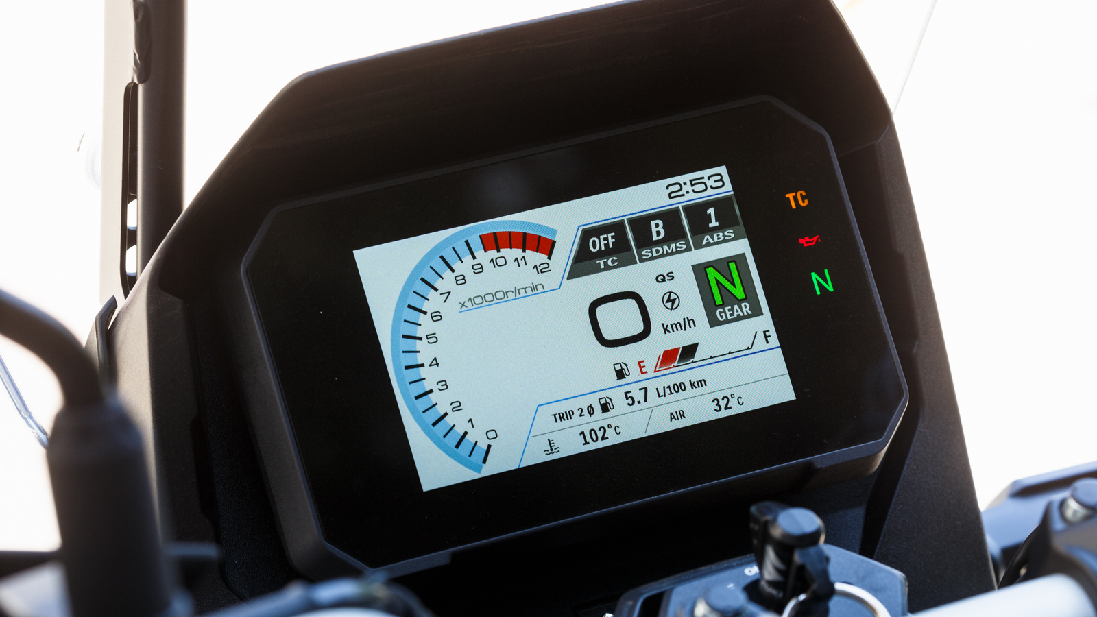 Το 800DE διαθέτει 20λιτρο ρεζερβουάρ, που σε συνδυασμό με μέση κατανάλωση 5,7λτ/100χλμ, εξασφαλίζει τουλάχιστον 350 χιλιόμετρα αυτονομίας.