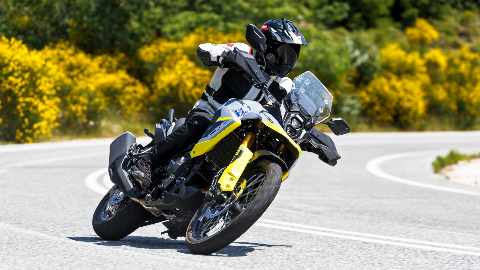 Το V-Strom 800DE της Suzuki αποτελεί μία από τις πιο πληθωρικές παρουσίες στην κατηγορία των μεσαίων Adventure με 21άρη εμπρός τροχό, χάρη στον δυνατό