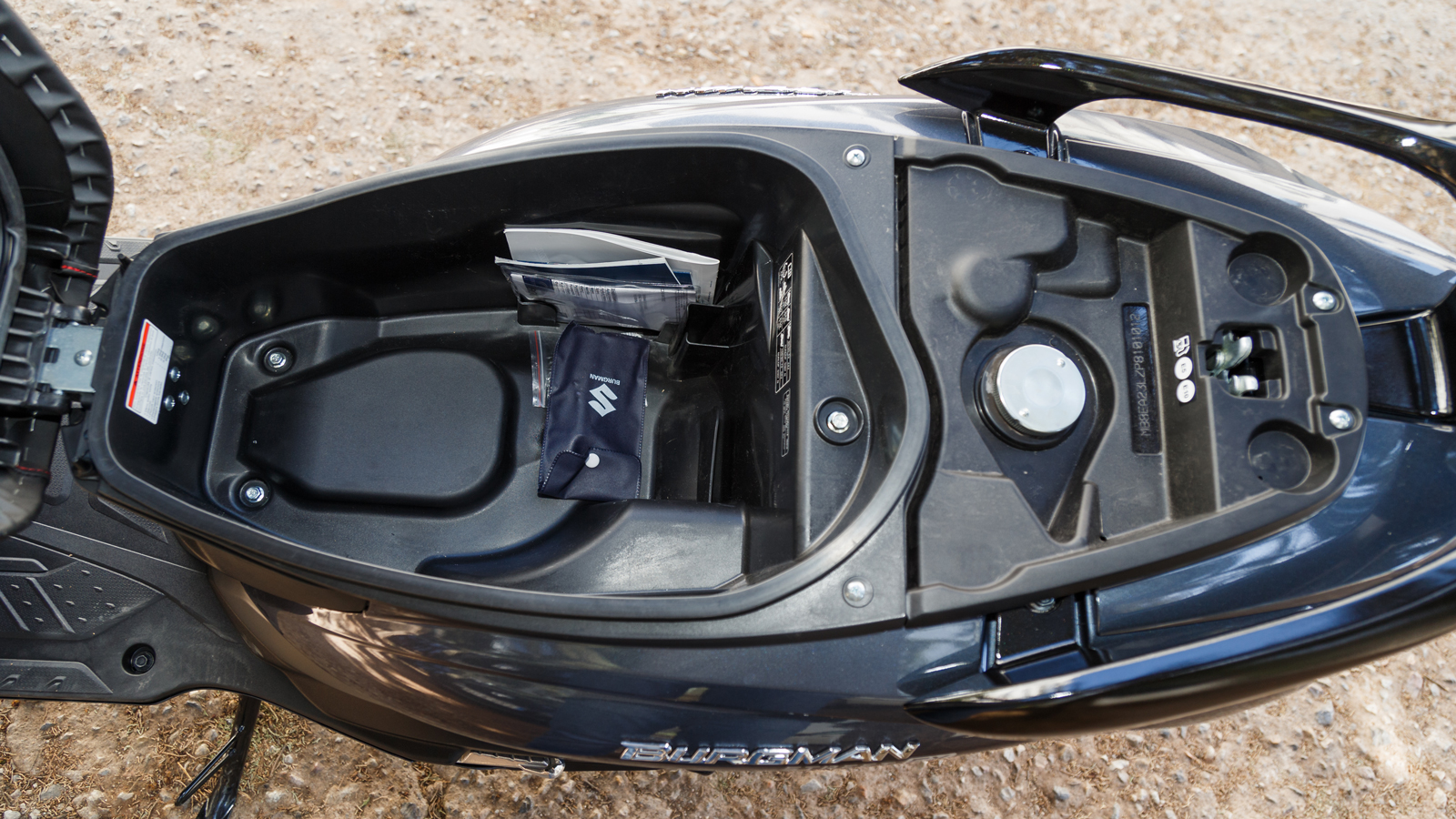 Κάτω από τη σέλα χωράει ένα full face κράνος μικρού μεγέθους.