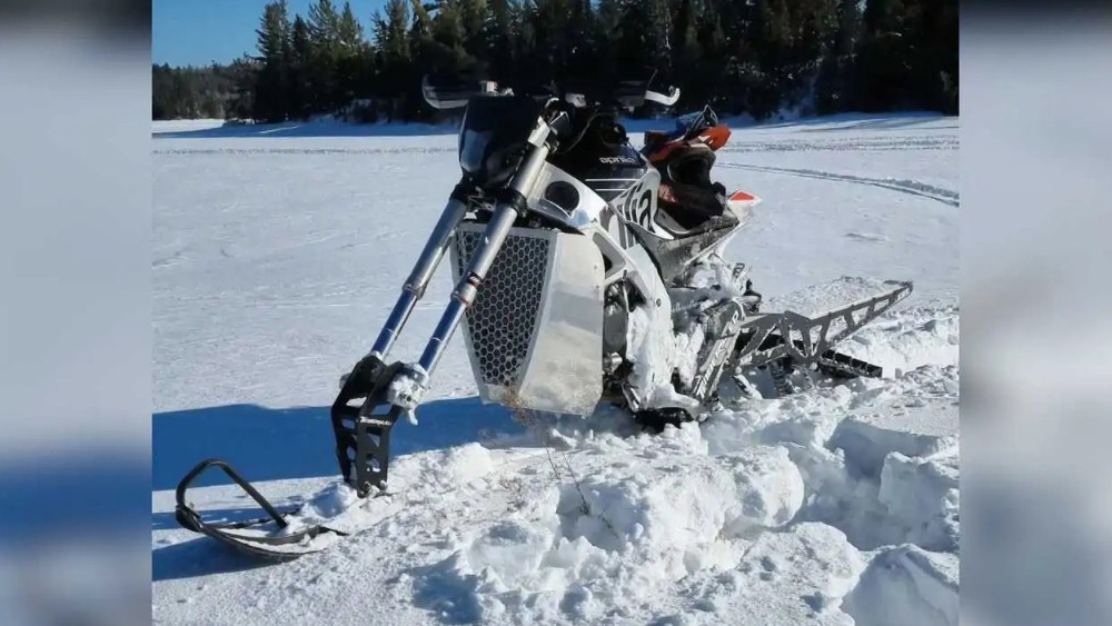 Aprilia Tuono V4 με ερπύστρια: Το απόλυτο παιχνίδι για τα χιόνια (+video)