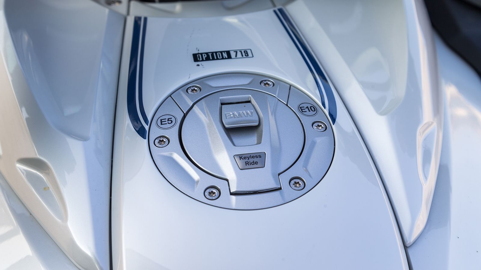 Το keyless σύστημα επιτρέπει την ανάφλεξη του κινητήρα το κλείδωμα του τιμονιού και της τάπας του ρεζερβουάρ, χωρίς τη χρήση κλειδιού. 