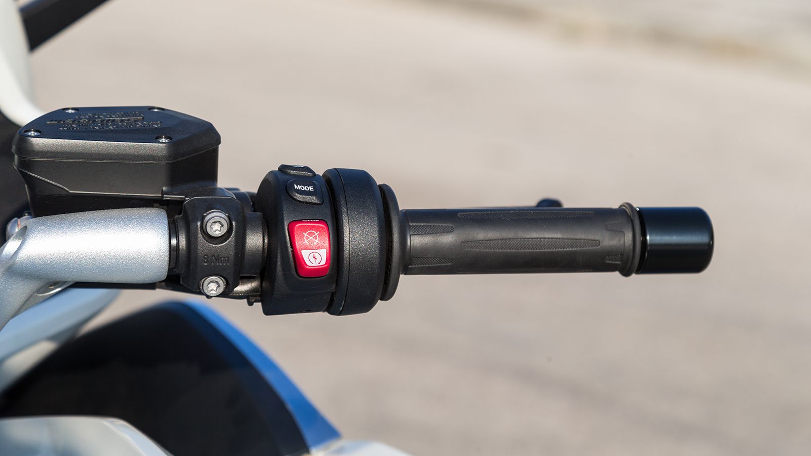 Μέσω των διακοπτών, ο αναβάτης την πλήρη εποπτεία όλων των ηλεκτρικών ευκολιών του Κ 1600 GT. Στο δεξί χειριστήριο, διακρίνεται και το κουμπί για την 