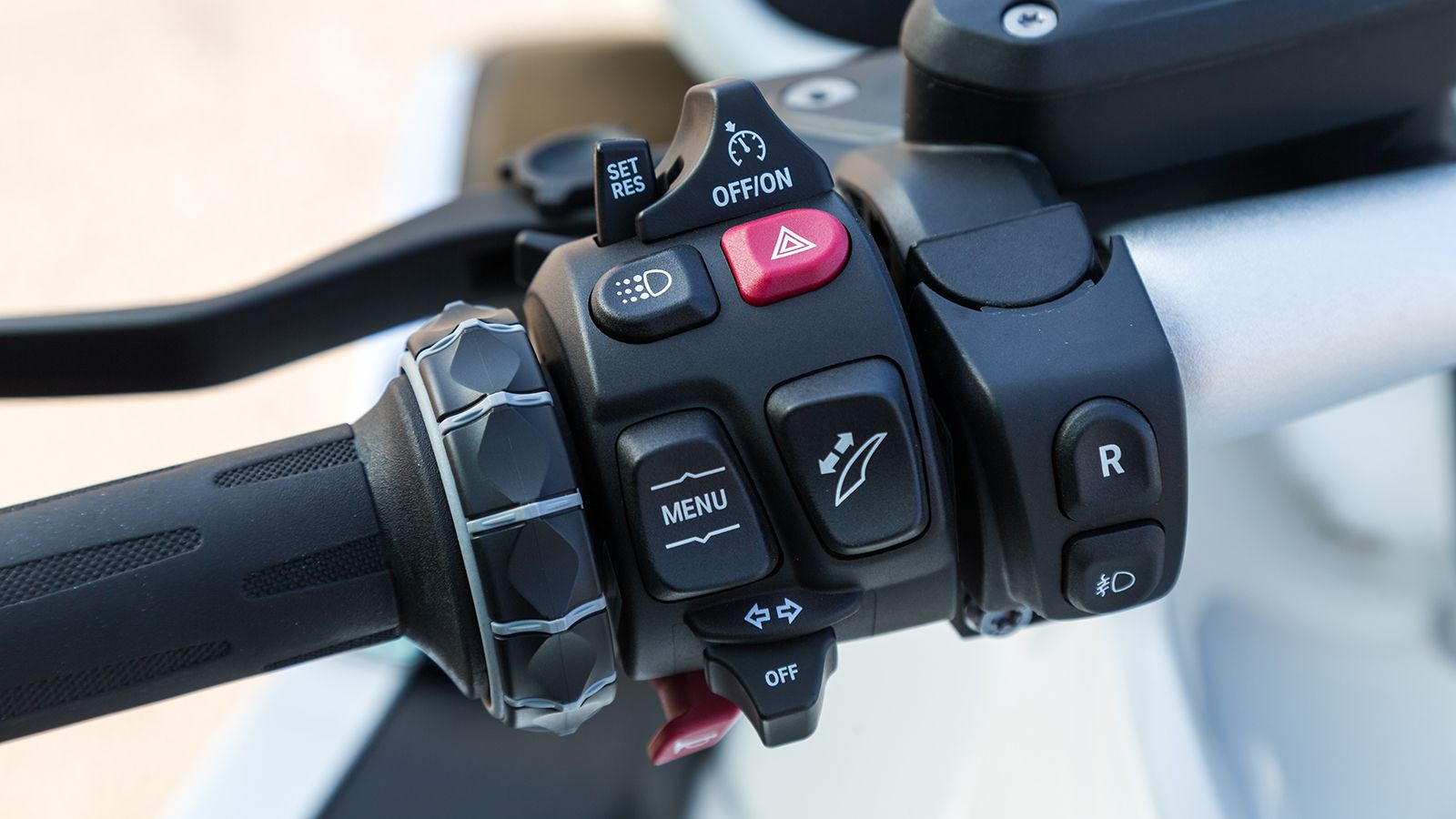 Μέσω των διακοπτών, ο αναβάτης την πλήρη εποπτεία όλων των ηλεκτρικών ευκολιών του Κ 1600 GT. Στο δεξί χειριστήριο, διακρίνεται και το κουμπί για την 