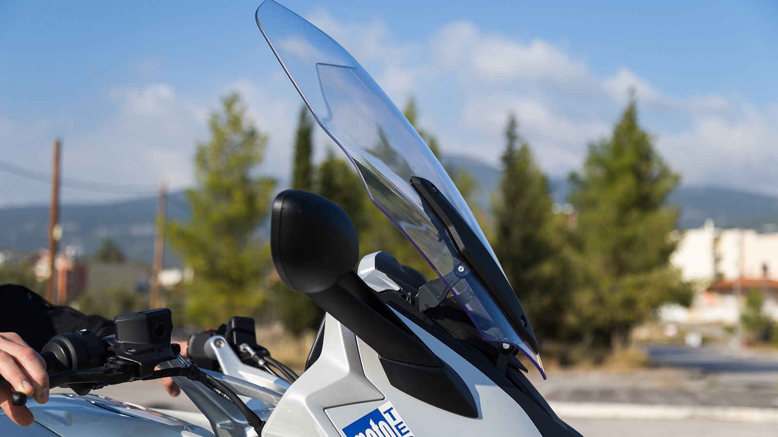 Η ζελατίνα είναι ηλεκτρικά ρυθμιζόμενη μέσω των χειριστηρίων και προστατεύει επαρκώς, ακόμα και σε δυνατό άνεμο.