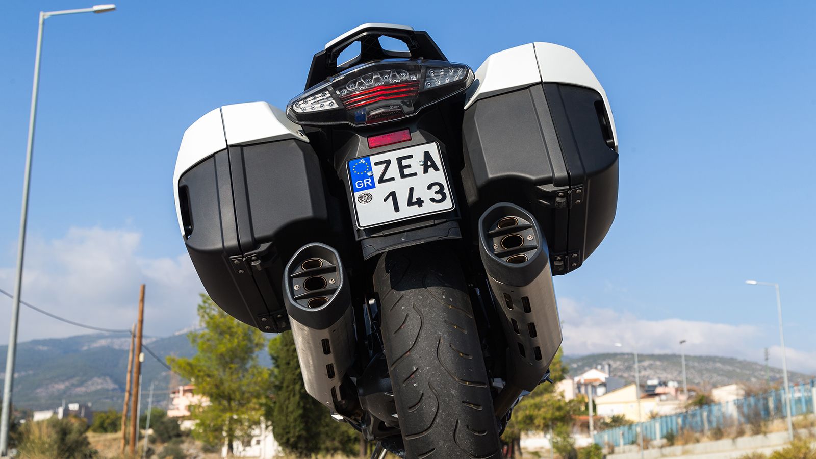 Οι ευρύχωρες πλαϊνές βαλίτσες ανήκουν στο στάνταρ εξοπλισμό. Οι διπλές εξατμίσεις με τις εξαπλές απολήξεις παραπέμπουν στο εξακύλινδρο μοτέρ και παράγ