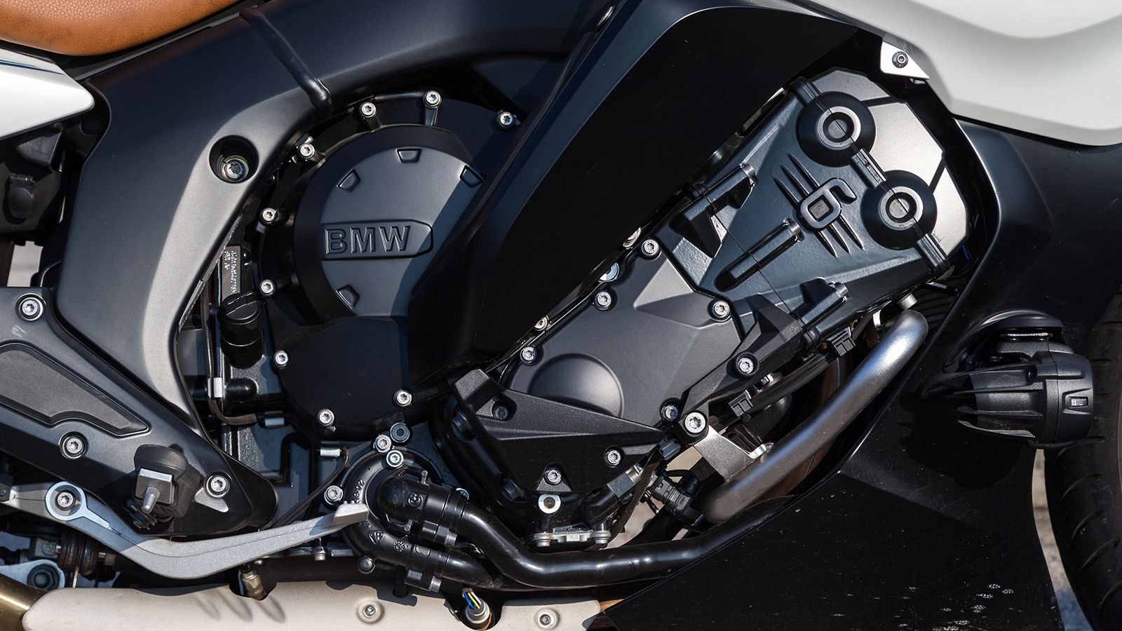 6κύλινδρο τέρας με τεράστια αποθέματα δύναμης και ροπής, χωρίς το παραμικρό ίχνος κραδασμών. Ξεκινάει εύκολα με 2η ταχύτητα.  Οι πιο παρατηρητικοί θα 