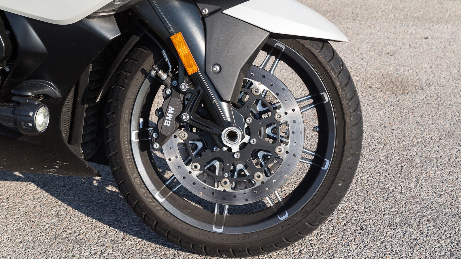 Το ηλεκτρονικά ρυθμιζόμενο σύστημα Duolever απορροφάει με άνεση κάθε  ανωμαλία του οδοστρώματος. Οι διπλοί δίσκοι 320 χιλιοστών με τις  4πίστονες δαγκ