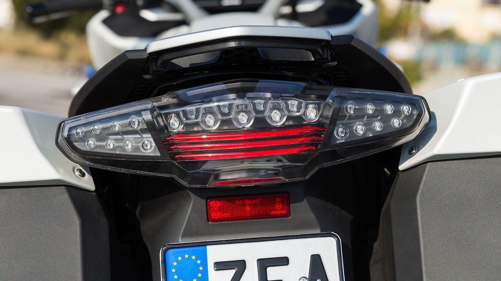 Επιβλητικό και επίσης LED το πίσω τριπλοφάναρο, ενώ οι προβολείς ομίχλης αυξάνουν κατά πολύ το οπτικό πεδίο φωτισμού.