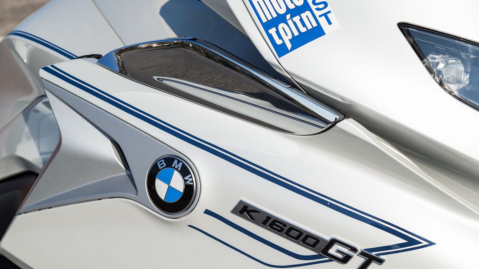 Οι δύο ρυθμιζόμενους εκτροπείς δεξιά και αριστερά του φέρινγκ παίζουν το ρόλο του air condition, στέλνοντας φρέσκο αέρα προς τον αναβάτη.