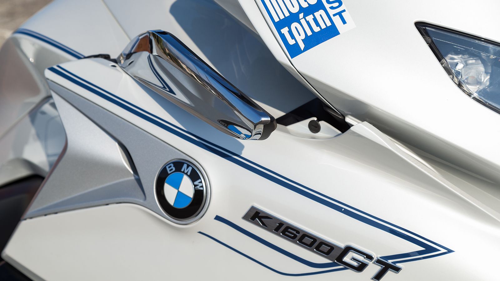 Οι δύο ρυθμιζόμενους εκτροπείς δεξιά και αριστερά του φέρινγκ παίζουν το ρόλο του air condition, στέλνοντας φρέσκο αέρα προς τον αναβάτη.