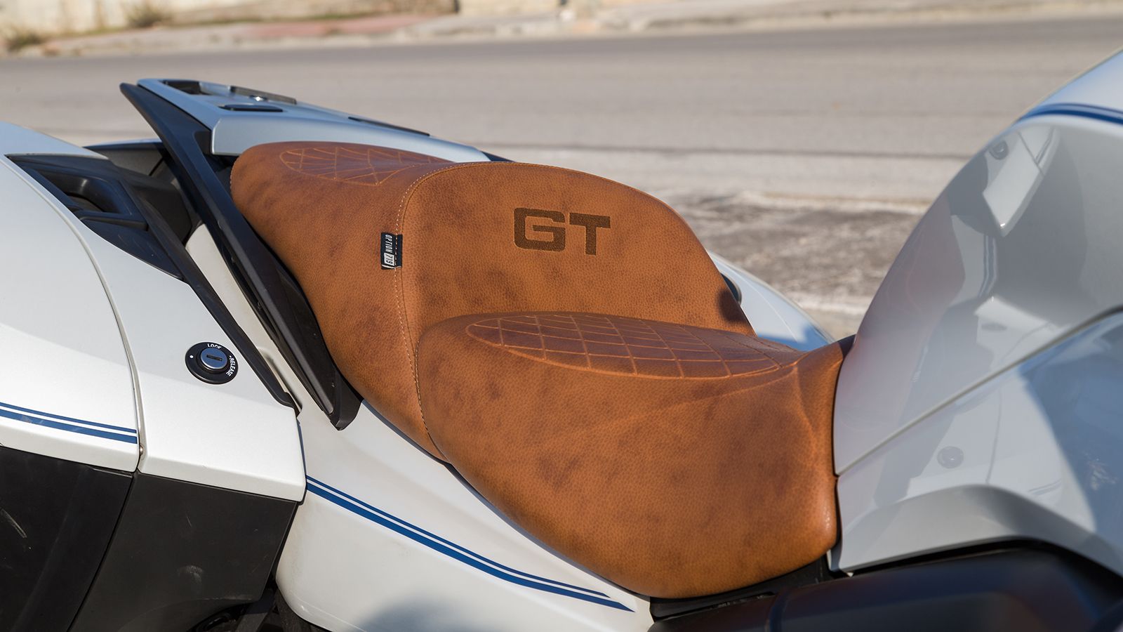 Η εξαιρετική σε αίσθηση και εργονομία σέλα Option 719-διαθέτει θερμαινόμενη λειτουργία-ξεχωριστή για αναβάτη συνεπιβάτη, ενώ το ύψος της στα 810 χιλιο