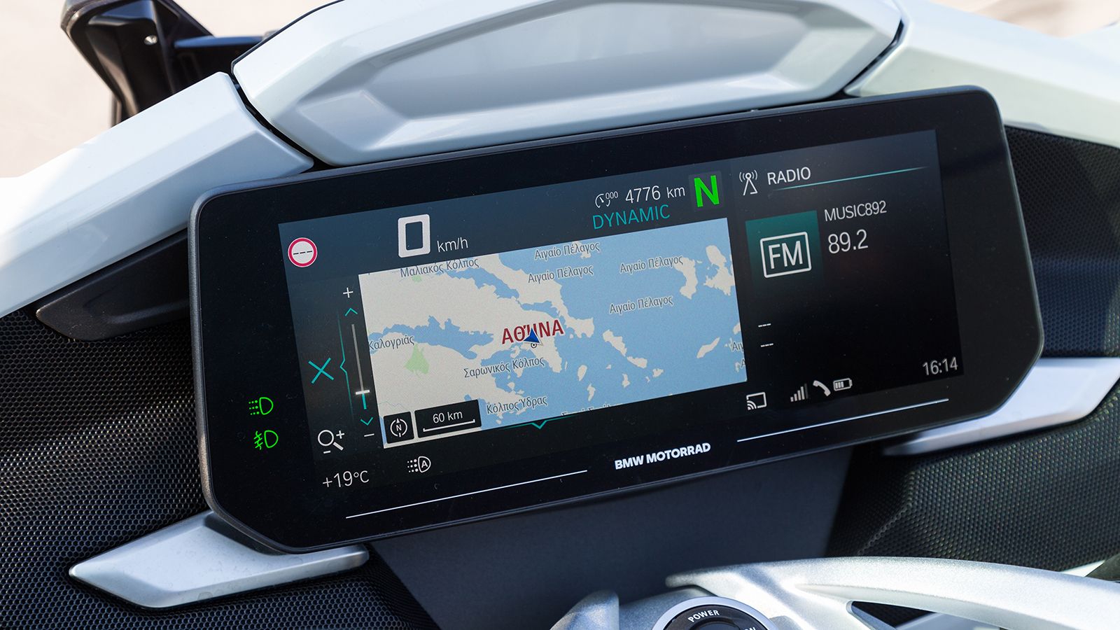 Η νέα προσθήκη αφορά την έγχρωμη TFT οθόνη υψηλής ευκρίνειας των 10,25 ιντσών η οποία διαθέτει δυνατότητα συνδεσιμότητας με smartphone  και ενσωματωμέ