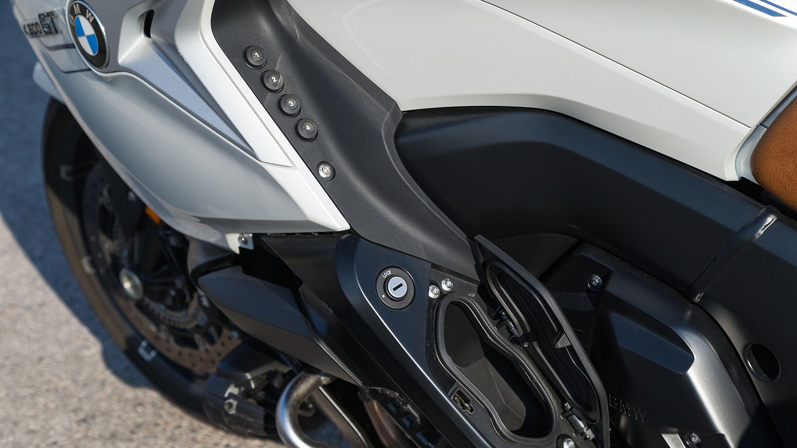 Στο αριστερό μέρος της ποδιάς βρίσκονται 4 προσαρμοζόμενα πλήκτρα στα οποία μπορούν να αντιστοιχηθούν οι αγαπημένες του λειτουργίες, ενώ ακριβώς από κ