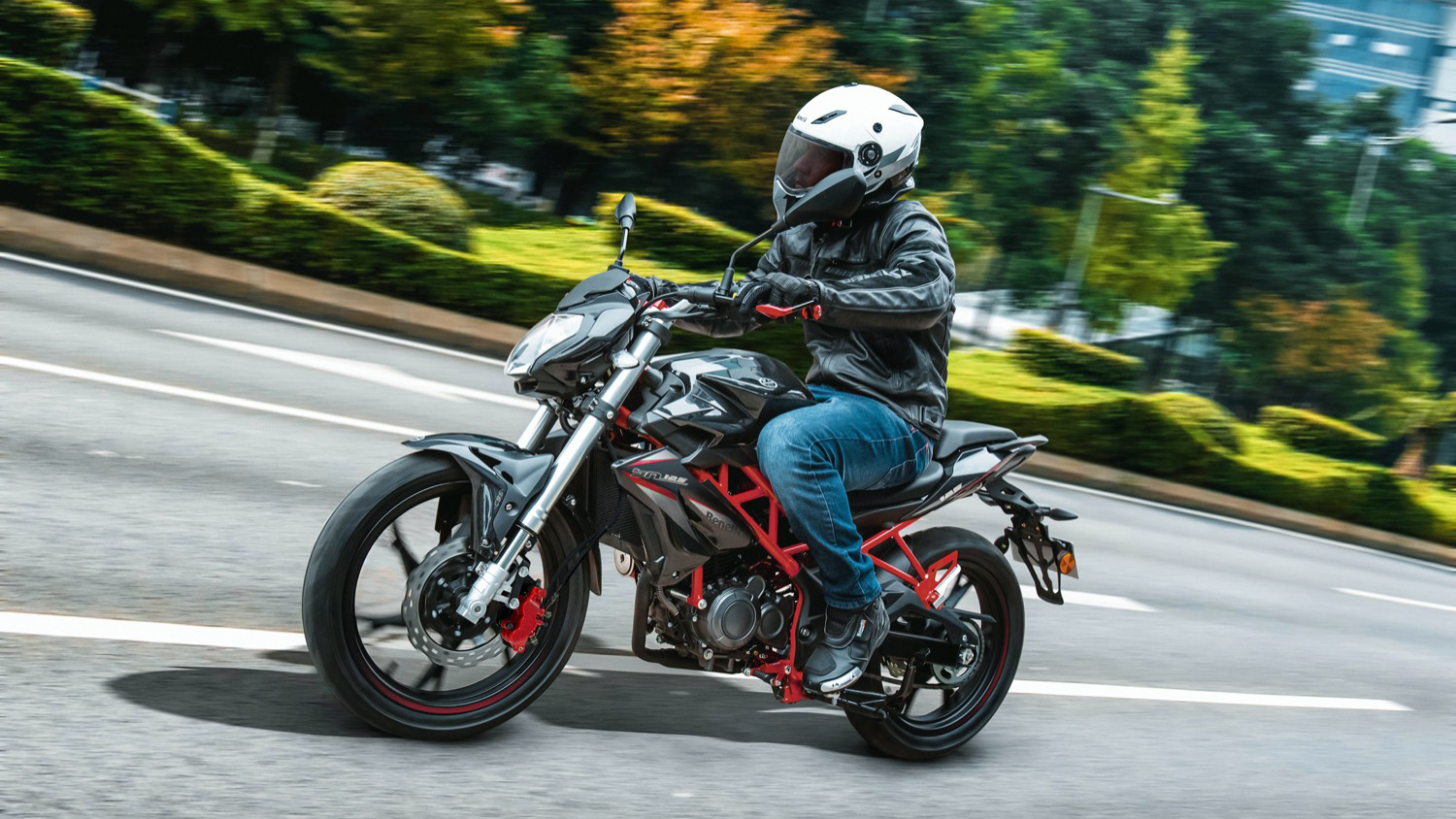 Benelli BN125: Με 13,5 λίτρα ρεζερβουάρ και ανεστραμμένο πιρούνι