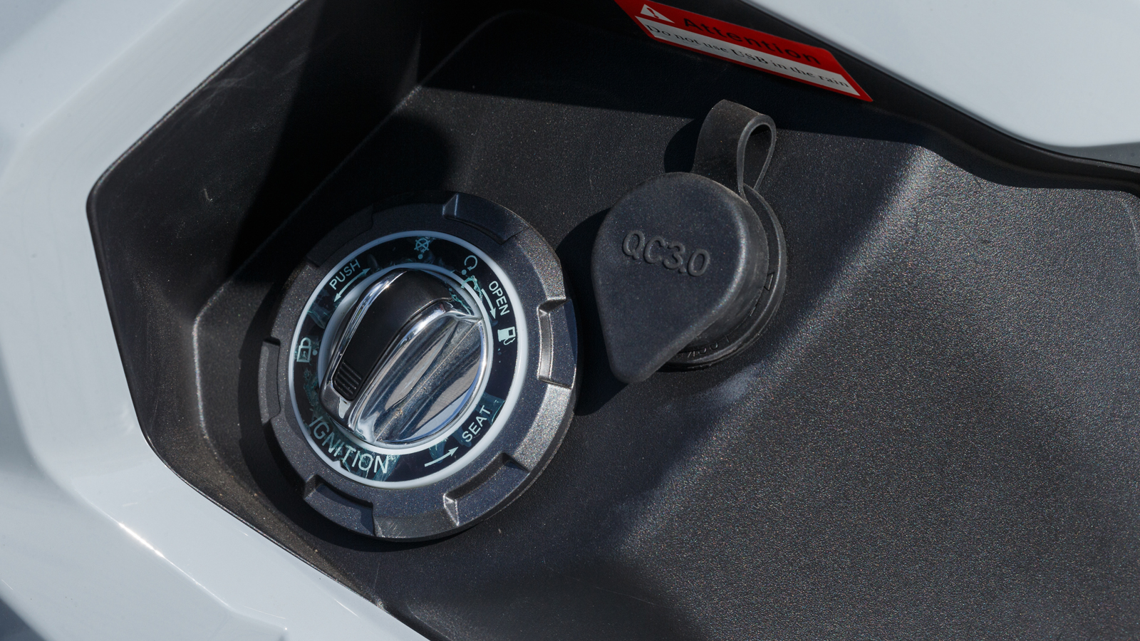 Ο εξοπλισμός του ADX 125 περιλαμβάνει ακόμα σύστημα εκκίνησης χωρίς κλειδί, ηχητική ειδοποίηση για τα φλας, αλάρμ, κεντρικό και πλαϊνό σταντ.