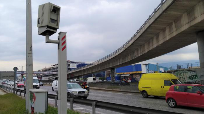 Η Ελλάδα μπαίνει στην εποχή των section control ή average speed cameras, τα οποία δεν «πιάνουν» στιγμιαία την ταχύτητα, αλλά υπολογίζουν τη μέση σε όλ