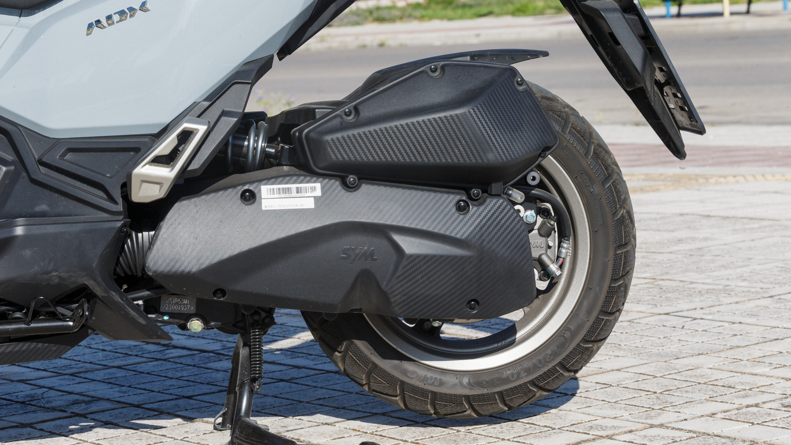 Ο μονοκύλινδρος κινητήρας των 124,7 κυβικών αποδίδει 12,3 ίππους στις 7.500 σ.α.λ. και 1,17 kgm ροπής στις 7.000 σ.α.λ. Είναι υδρόψυκτος με το ψυγείο 