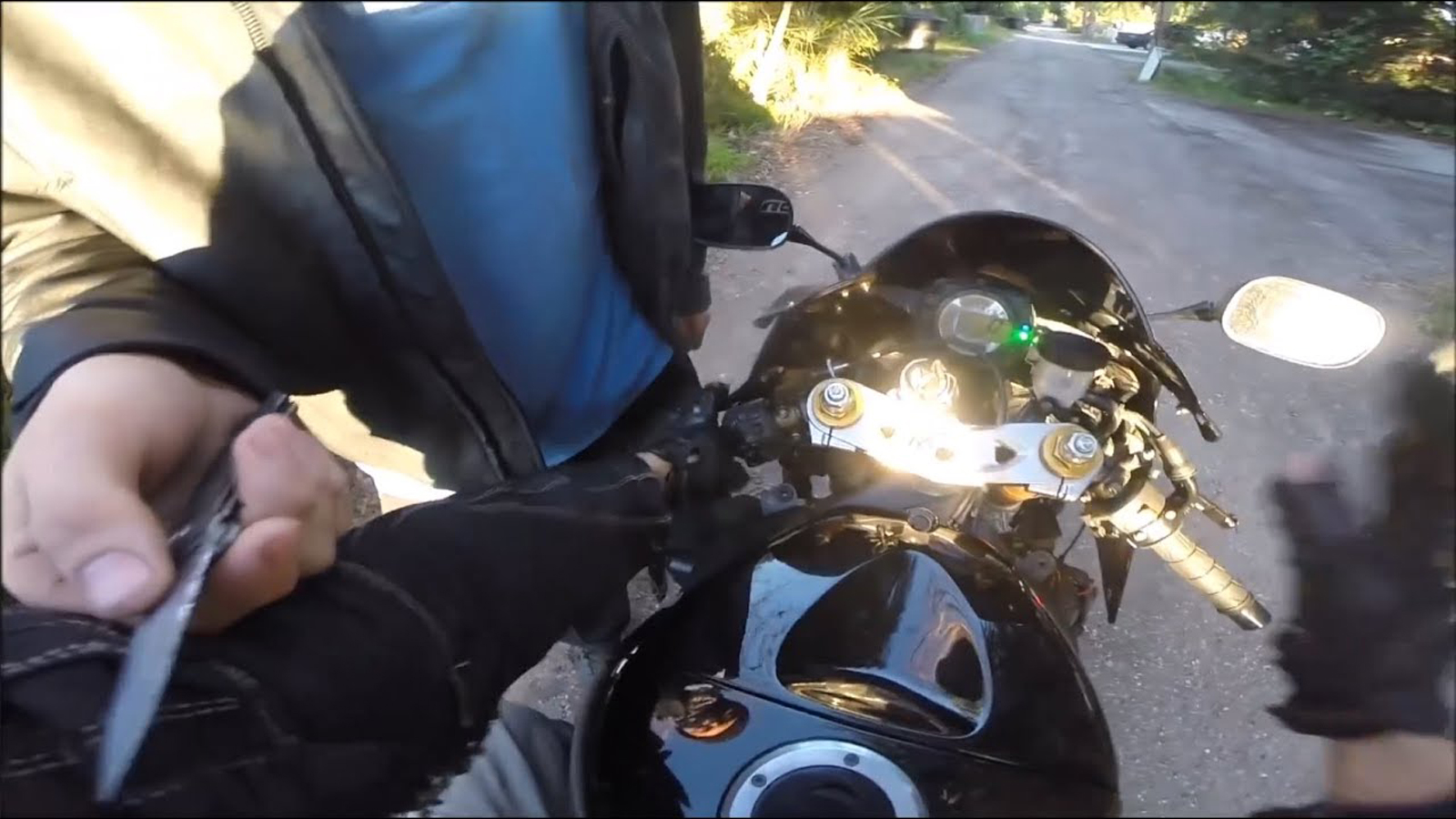 Σοκ: Με απειλή μαχαιριού βούτηξαν μοτοσυκλέτα στο Ίλιον