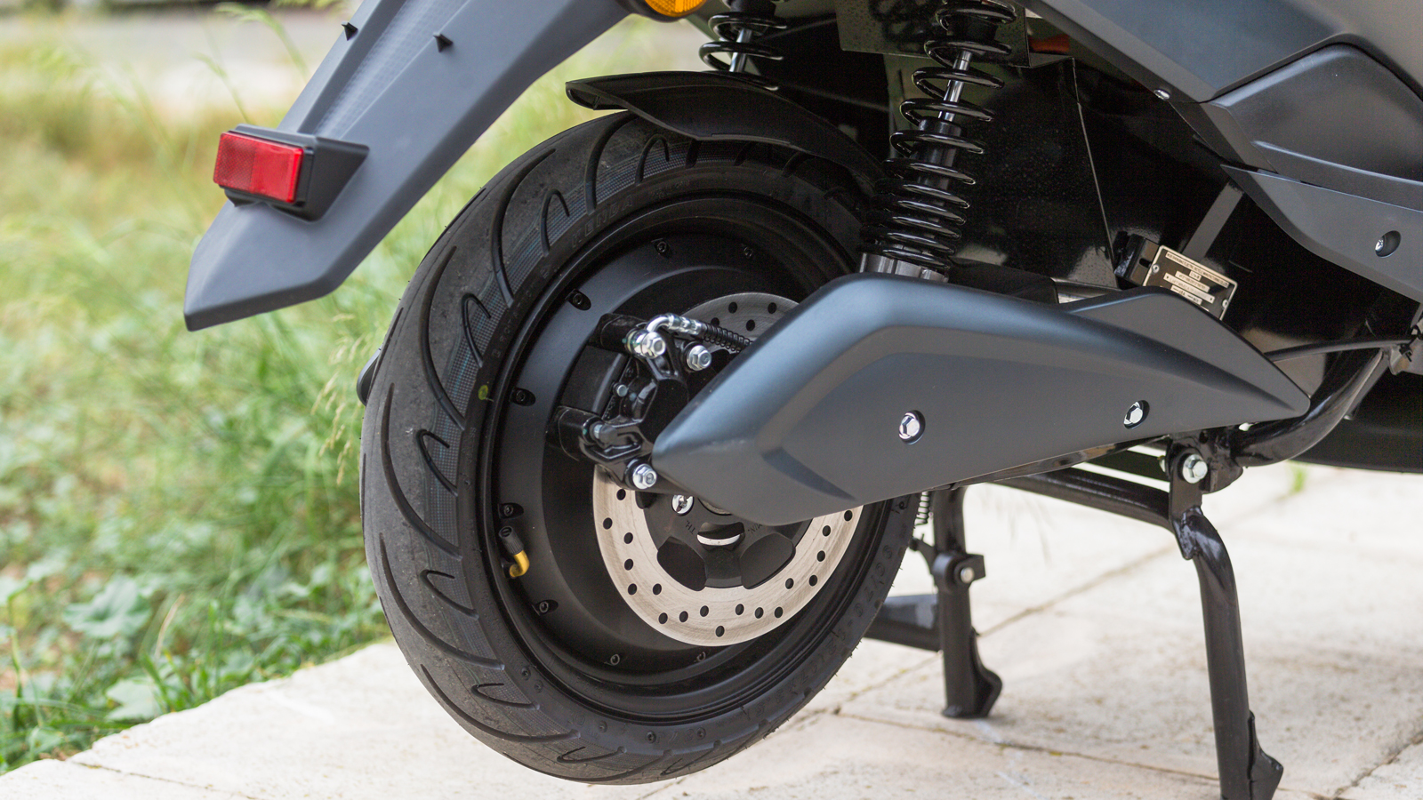 ESF E-Ride Scorpion NFC Double - Ηλεκτροκινητήρας 2.400W για αυτονομία έως 140 χιλιόμετρα.