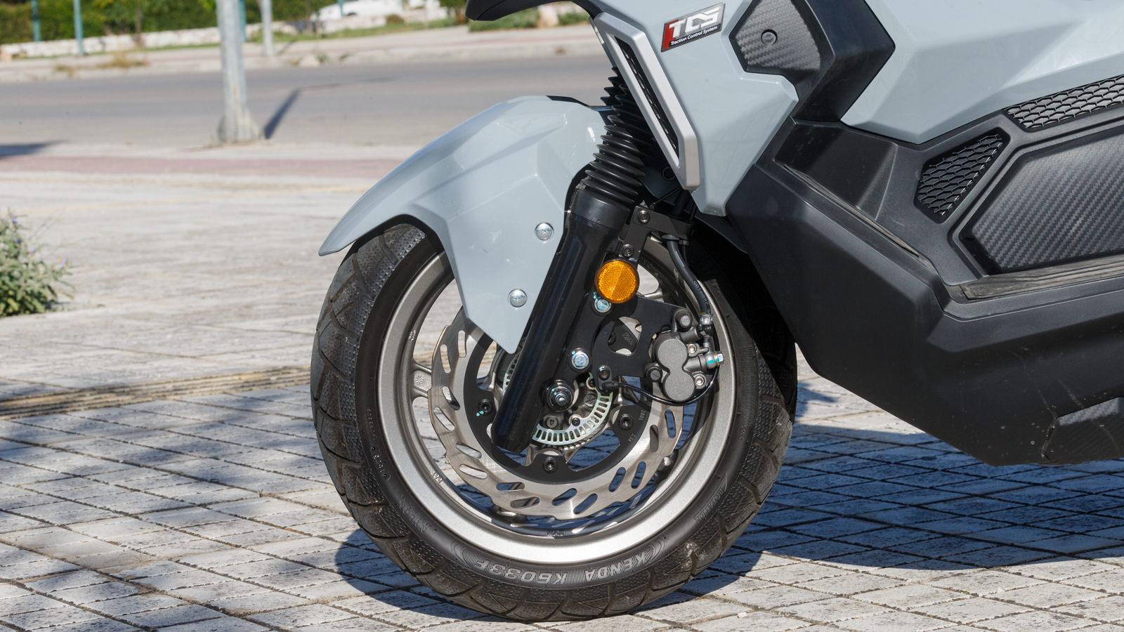 Στον τομέα των αναρτήσεων έχουμε τηλεσκοπικό πιρούνι με προστατευτικές μπότες και 90 χιλ. διαδρομή