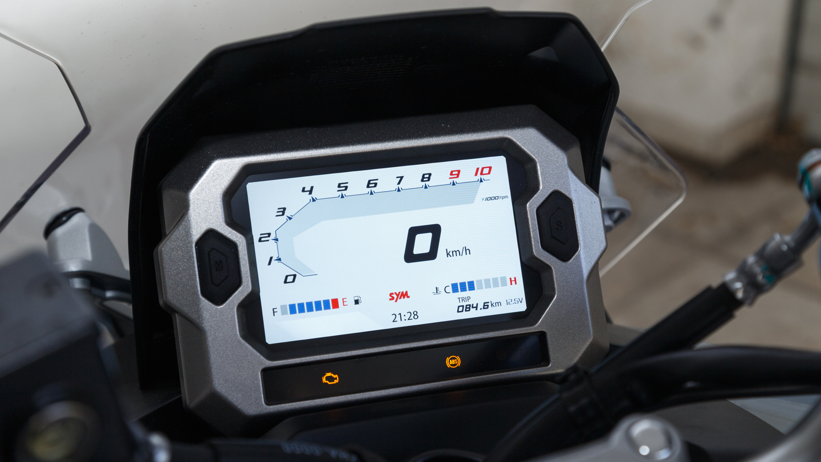 Μια ευανάγνωστη, έγχρωμη TFT οθόνη παρέχει όλες τις απαραίτητες πληροφορίες, ενώ δίνει τη δυνατότητα εξατομίκευσης μέσω 3 interfaces και προσαρμόζει τ