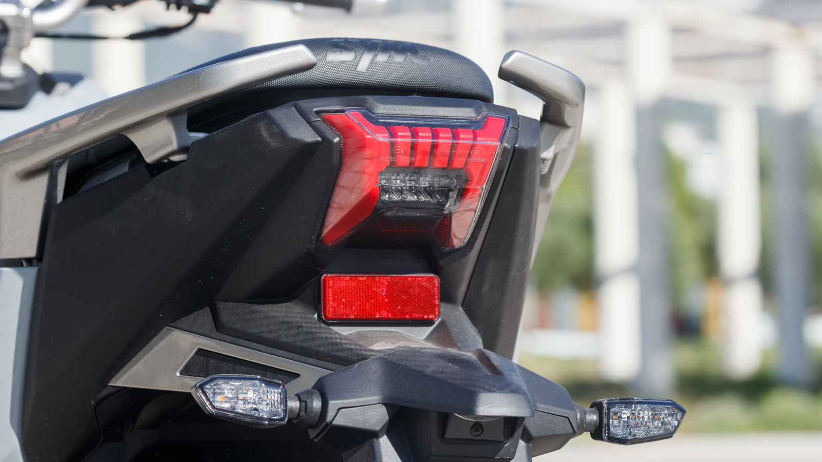 Στο πίσω μέρος τα carbon look καλύμματα της μετάδοσης και του φιλτροκουτιού δίνουν μια σπορ αύρα, η οποία ενισχύεται από την μίνιμαλ ουρά με το φωτιστ