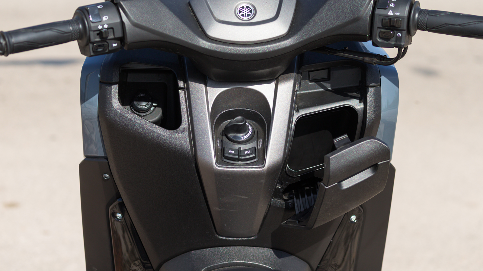 Το ντουλαπάκι δεν κλειδώνει. Διατίθεται και θύρα φόρτισης 12V.