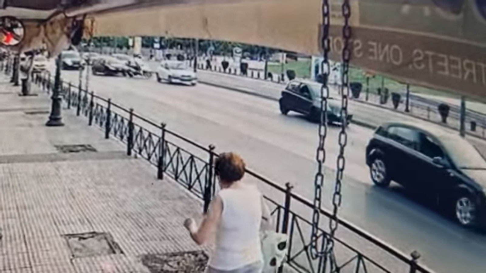 Ασυνείδητος οδηγός παρασύρει μοτοσυκλετιστή στη Βασιλίσσης Σοφίας και τον παρατάει! (Video)